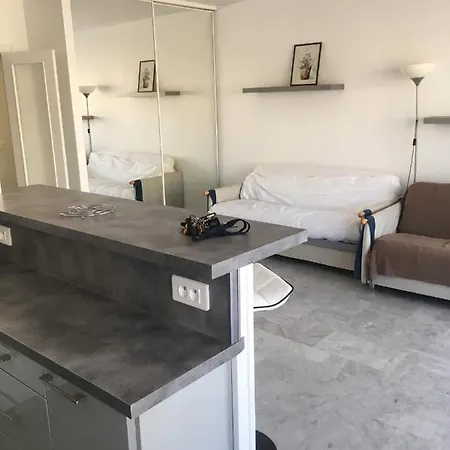 Fregatine * 罗克布吕讷-卡普马丹